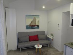 una sala de estar con sofá y una pintura de un barco en Apartmani Raos en Dugi Rat