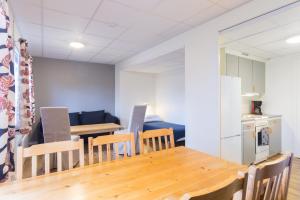Ätrans Stugby & Fritidsanläggning في Ätran: مطبخ وغرفة طعام مع طاولة وكراسي