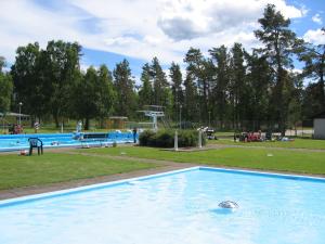 Bazén v ubytování Ätrans Stugby & Fritidsanläggning nebo v jeho okolí + 14 fotografií