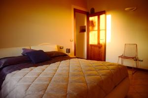 1 dormitorio con 1 cama grande en una habitación en Mugello Tuscany Bosso di Sopra, en Borgo San Lorenzo