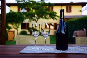 una botella de vino y dos copas de vino en una mesa en Mugello Tuscany Bosso di Sopra, en Borgo San Lorenzo