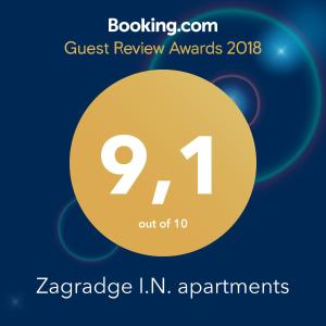 een teken dat de Quest Review Awards met een gele cirkel leest bij Zagradge I.N. apartments in Sutomore