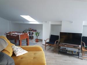 a living room with a couch and a table at Casa Aquelcabos in Arenas de San Pedro