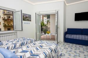 sypialnia z łóżkiem i balkonem w obiekcie Ambra Sorrento Suites Short Rent w Sorrento +35 zdjęć