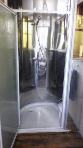eine Dusche in einem Badezimmer mit einer Glastür in der Unterkunft Evergreen Cabin Karkloof in Yarrow