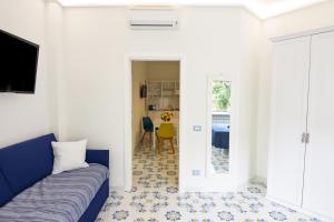 salon z niebieską kanapą w pokoju w obiekcie Ambra Sorrento Suites Short Rent w Sorrento