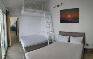 Postel nebo postele na pokoji v ubytování Infinity Blue Suite