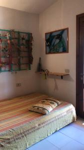una camera da letto con un letto con un cuscino sopra di Villino Mamy a Costa Paradiso