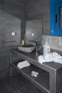 a bathroom with a sink and a mirror and towels at Aelia Luxury Villa in Amoopi