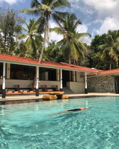 Tabula Rasa Resort & Spa内部或周边的泳池
