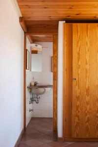 ソレントにあるIL LOFT DELL'ARCHITETTOのバスルーム(シンク、鏡、ドア付)