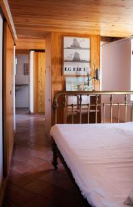 ソレントにあるIL LOFT DELL'ARCHITETTOの木製の天井が特徴のベッドルーム1室(ベッド1台付)