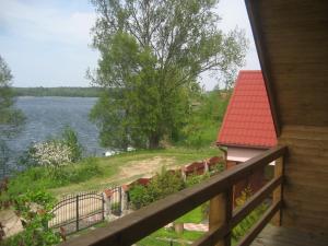 Elle comprend un balcon offrant une vue sur le lac. dans l'établissement Domek nad Jeziorem, à Ryn