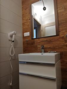 a bathroom with a sink and a mirror at Tysiąclecia 11/1 in Piechowice