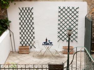eine Terrasse mit einem Tisch und einem Zaun in der Unterkunft Alma de Santos Apartment in Lissabon