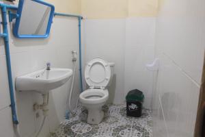 Phòng tắm tại Pakbeng Guesthouse +62 ảnh
