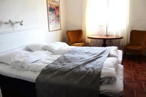 Säng eller sängar i ett rum på Österlens Karlsgård