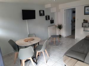 a living room with a table and chairs and a couch at Appartement sur les Quais de St Goustan in Auray