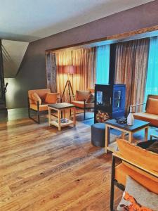 特薩卡德蘇爾的住宿－Teghenis Resort，带沙发和电视的客厅