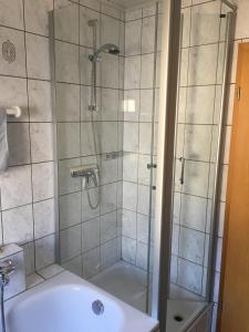 Kylpyhuone majoituspaikassa Gästehaus Doll