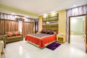 1 dormitorio con 1 cama y 1 sofá en Ascott The Residence Dhaka en Dhaka