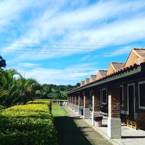 a row of cottages in a resort at Pousada & Pesca Esportiva Fazolin in Socorro