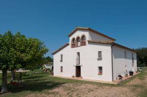 duży biały budynek z drzewem na polu w obiekcie CAN SIMON w mieście San Dalmay