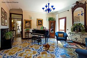 una sala de estar con un piano y un perro. en terrazze di montelusa en Agrigento