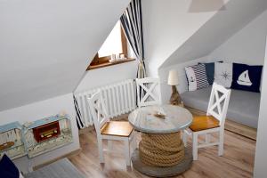 ein Esszimmer mit einem Tisch und zwei Stühlen in der Unterkunft Apartament MORSKA PRZYSTAŃ in Ustka