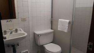 杜伊塔马Hotel Catalina Real的带马桶和水槽的小浴室 更多37张照片