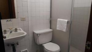 małą łazienkę z toaletą i umywalką w obiekcie Hotel Catalina Real w mieście Duitama