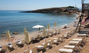 En strand vid eller i närheten av lägenhetshotellet