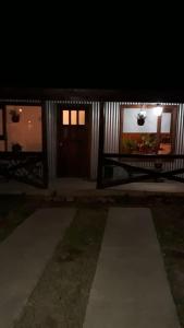 une maison avec une porte et une véranda la nuit dans l'établissement Peggy´s House, à Puerto San Julian