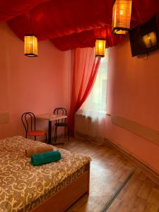 リヴィウにある33/Kotliarska Moisha Houseのベッドルーム1室(ベッド1台、テーブル、窓付)