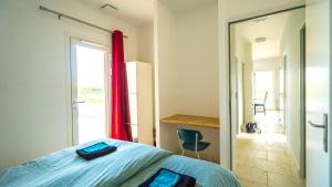 une chambre avec un lit et une porte avec une fenêtre dans l'établissement Les Terrasses de Cascavelle, à Blauvac 33 autres photos