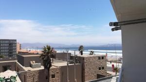 ラ・セレナにあるDepartamento avenida del marの建物から海岸の景色を望めます。