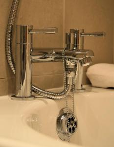 un lavandino in bagno con rubinetto d'argento di Harrogate Boutique Apartments - Self Contained Apartments a Harrogate Altre 41 foto