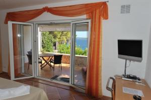 Televízia a/alebo spoločenská miestnosť v ubytovaní Nautilus-Bay Apartments - Seaview Apartments 210, 211 - Villa Gorma