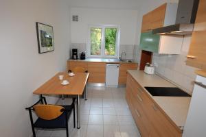 uma cozinha com uma mesa de madeira e uma pequena mesa e cadeiras em Nautilus-Bay Apartments - Seaview Apartments 210, 211 - Villa Gorma em Zavala