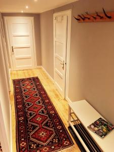 - un couloir avec une porte et un tapis au sol dans l'établissement Ferienwohnung Bergliebe inklusive SommerBergBahnTicket, à Oberstdorf