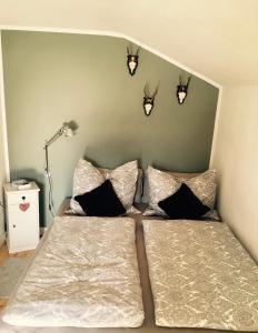 een slaapkamer met twee bedden en lampen aan de muur bij Ferienwohnung Bergliebe in Oberstdorf