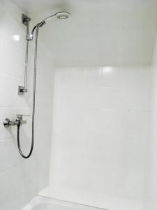 La salle de bains est pourvue d'une douche avec un pommeau de douche. dans l'établissement Ferienwohnung Bergliebe inklusive SommerBergBahnTicket, à Oberstdorf