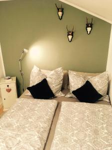 een slaapkamer met een bed met een gewei aan de muur bij Ferienwohnung Bergliebe in Oberstdorf