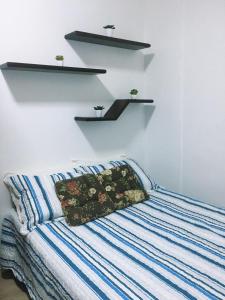 1 dormitorio con 1 cama con edredón azul y blanco en Apartamento Copacabana, en Río de Janeiro
