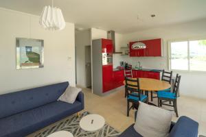 un salon avec un canapé bleu et une table dans l'établissement Les Terrasses de Cascavelle, à Blauvac