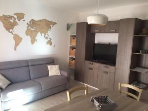 a living room with a couch and a tv at Residence Le Terrazze in La Maddalena