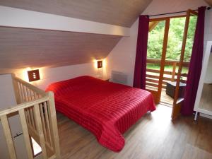 1 dormitorio con 1 cama con manta roja en La Rossignolerie - Gîte des châteaux, en Chouzy-sur-Cisse