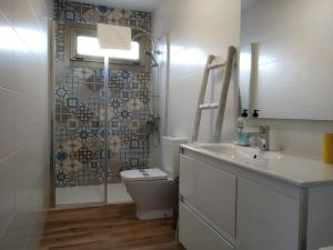 HioにあるCasa Nueva Playa Areabrava Hioのシャワー、トイレ、洗面台を備えたバスルーム +78枚の写真