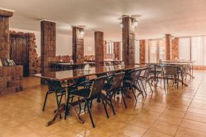 ゴルバヤ・ブフタにあるGuest house Usadbaの木製テーブルと椅子付きの広いダイニングルーム
