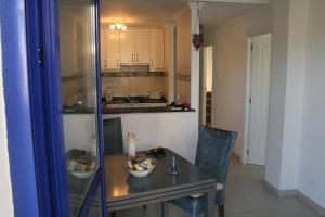 eine Küche mit einem Tisch und einem Esszimmer in der Unterkunft Apartment close to the Beach in Denia